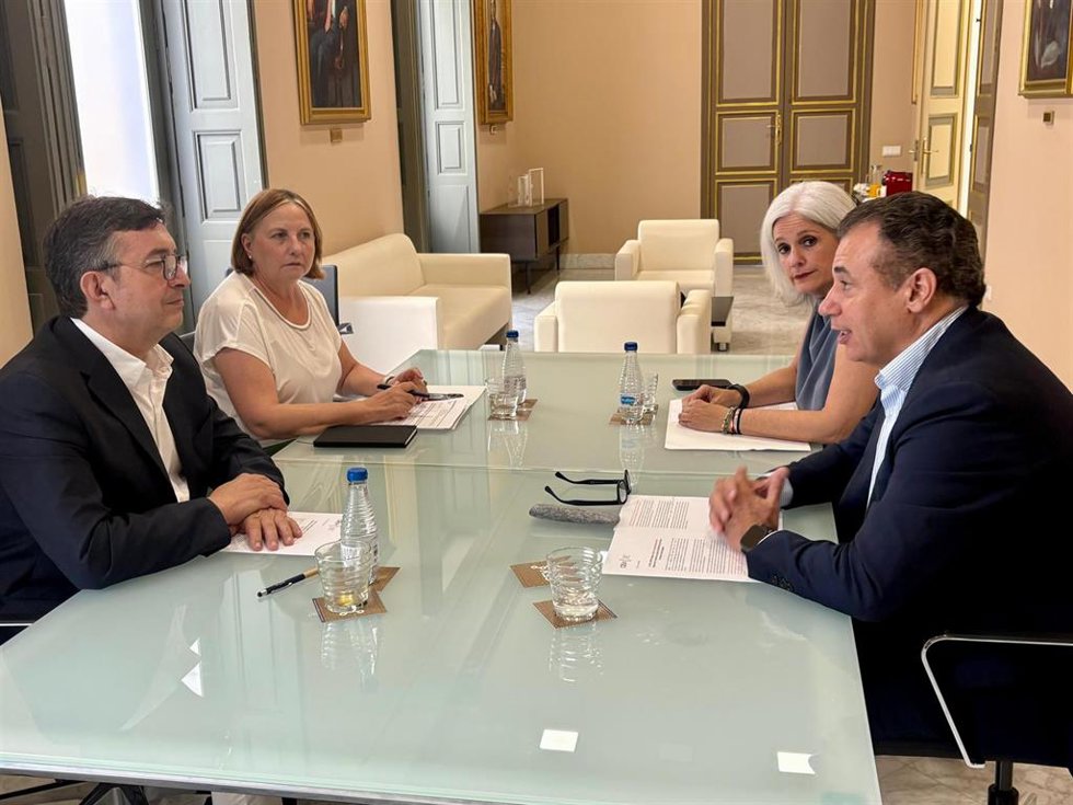 Las organizaciones empresariales consideran que el estudio del Ministerio crea un "cuello de botella" en el Corredor Cantábrico-Mediterráneo y perjudica la competitividad logística