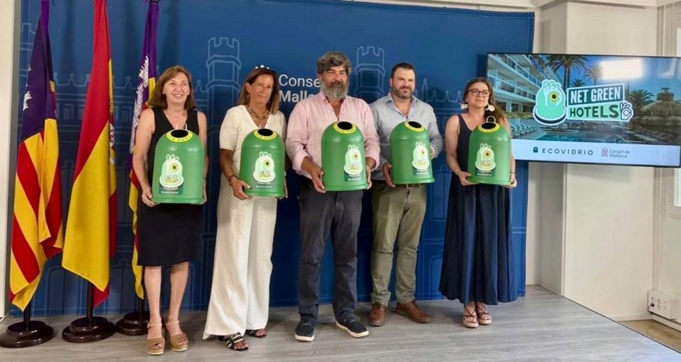 El conseller de Medio Ambiente, Pedro Bestard, con miembros de Ecovidrio.