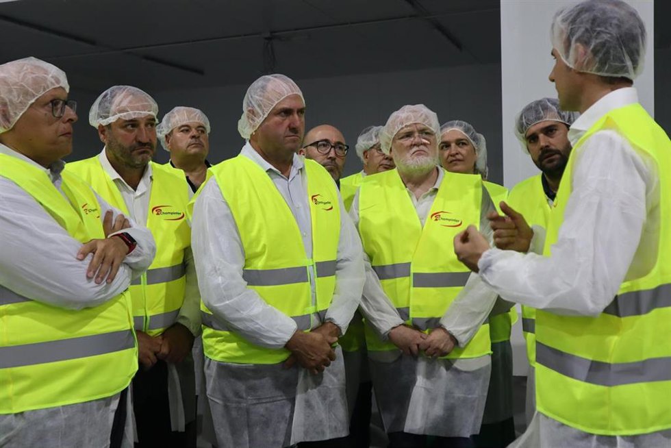 El consejero de Agricultura, Ganadería y Desarrollo Rural, Julián Martínez Lizán, en la nueva planta de Champinter.