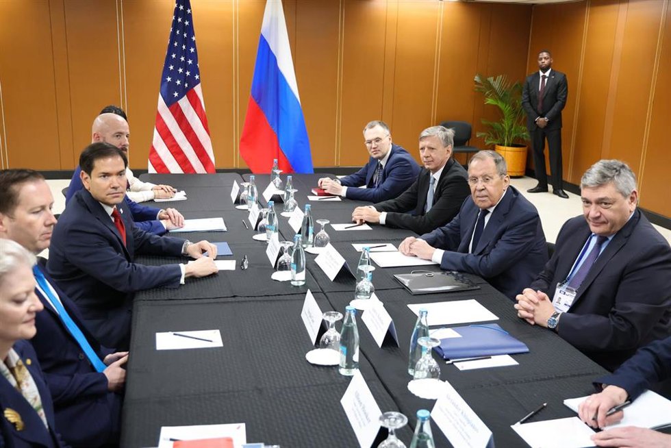 El secretario de Estado estadounidense, Marco Rubio, se reúne con el ministro de Exteriores ruso, Sergei Lavrov, en Manila. 