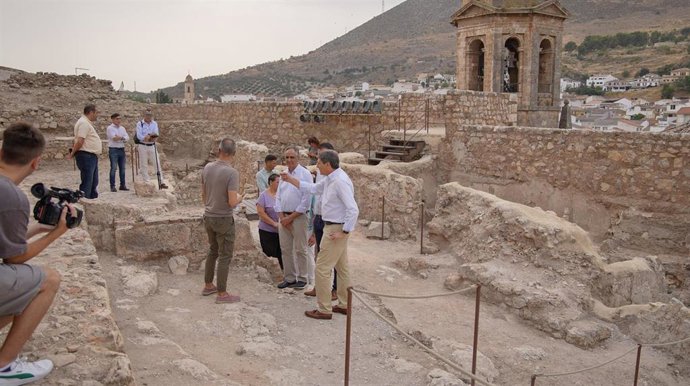 El delegado del Gobierno en Andalucía, Pedro Fernández, visita la Alcazaba de Loja (Granada)