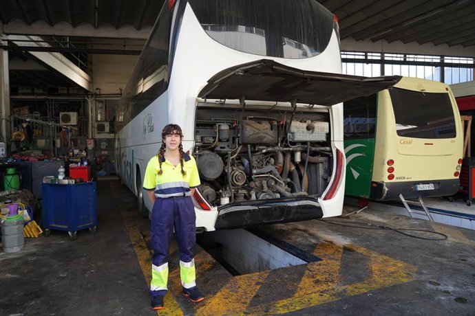 La mecánica Vyara Valentinova, primera mujer en ocupar el cargo en la empresa Autobuses Casal
