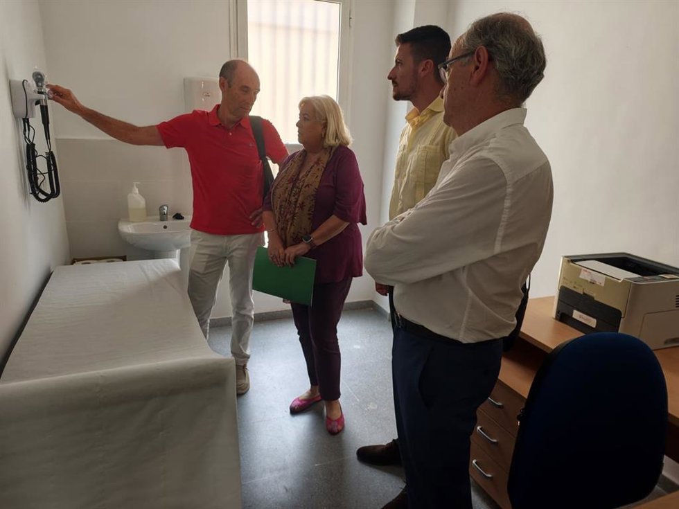 Visita de la delegada de la Consejería de Presidencia, Sanidad y Emergencias, Manuel Caro, a las obras del centro de salud de Aljaraque (Huelva).
