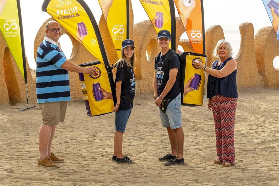 Málaga vuelve a impulsar el reciclaje en playas este verano con la campaña nacional 'Tu Lata al Amarillo'
