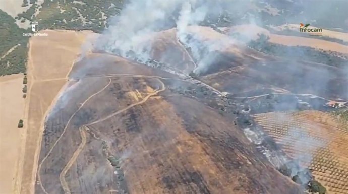 Vista aérea del incendio activo en Retuerta del Bullaque.