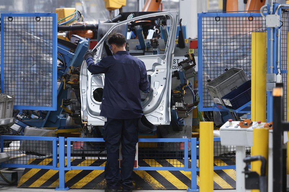 Trabajores de la factoría de Ford en Almussafes durante la visita institucional a las instalaciones, a 23 de julio de 2026, en Almussafes, Valencia, Comunitat Valenciana (España). 