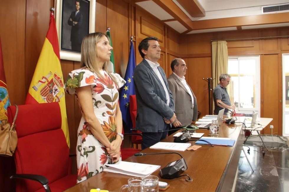 Minuto de silencio de la Presidencia del Pleno del Ayuntamiento de Córdoba por las víctimas de la violencia de género de las últimas horas.