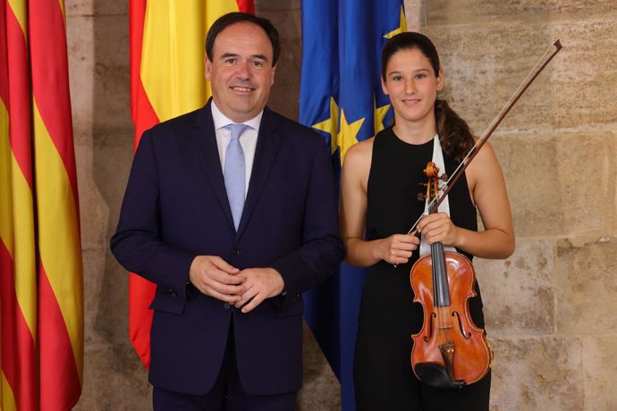 El president de la Generalitat, Juanfran Pérez Llorca, ha posat en valor el talent de la jove violinista valenciana Cecilia Arnau Torán.