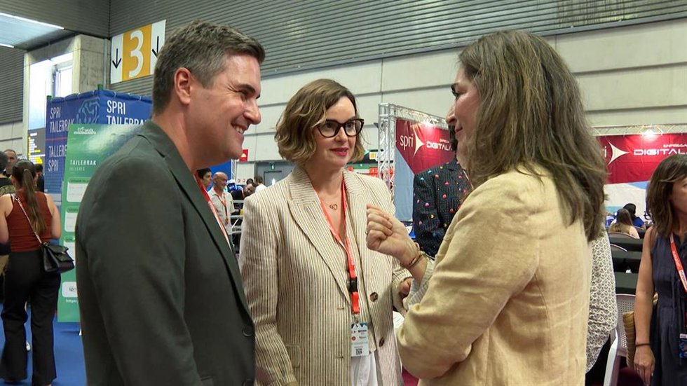 La diputada general de Bizkaia,Elixabete Etxanobe, y el consejero de Industria, Transición Energética y Sostenibilidad, Mikel Jauregi, en la inauguración de la 34ª edición de la Euskal Encounter en BEC