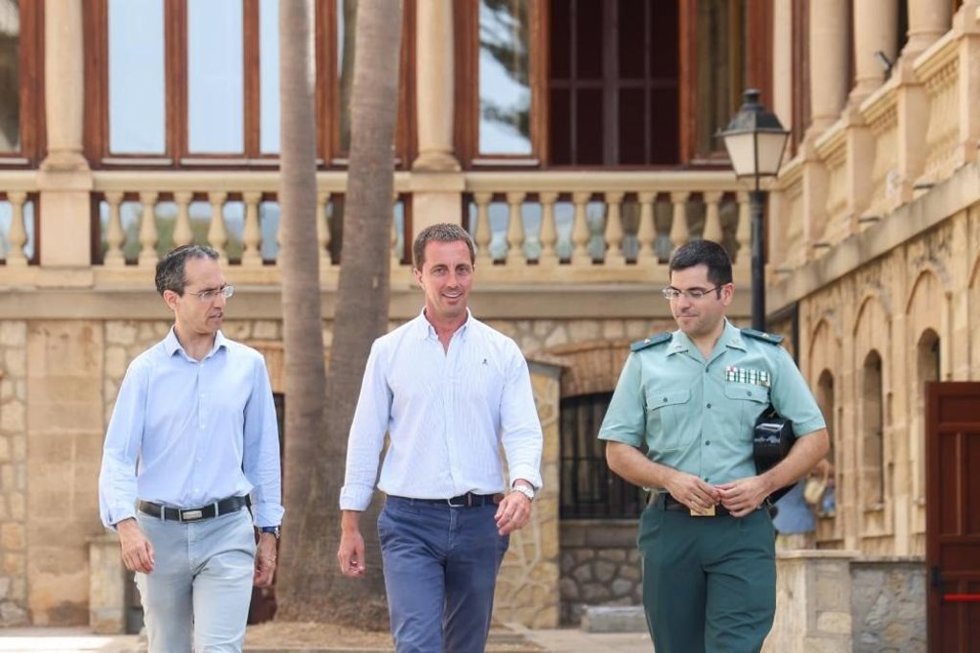 El presidente del IMAS, Guillermo Sánchez (i), el presidente del Consell de Mallorca, Llorenç Galmés (c), y el jefe de personal de la Guardia Civil, el comandante David Navarro (d).