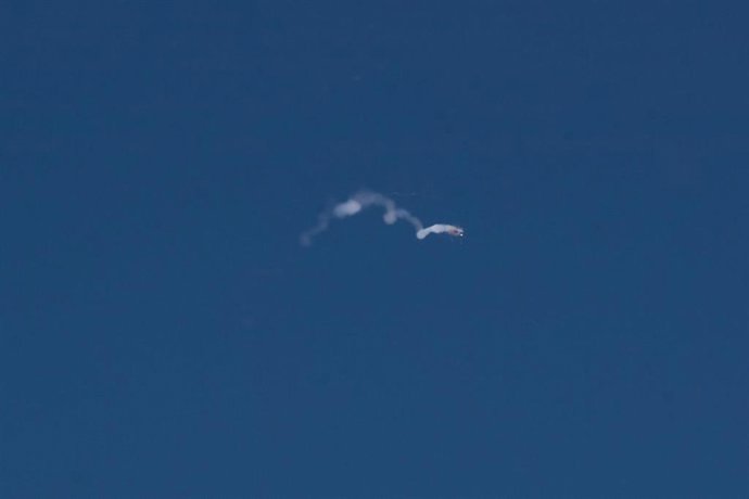 Archivo - Estelas de humo dejadas por los misiles interceptores lanzados desde los sistemas de defensa aérea israelíes en Tel Aviv, Israel, en plena guerra contra Irán.