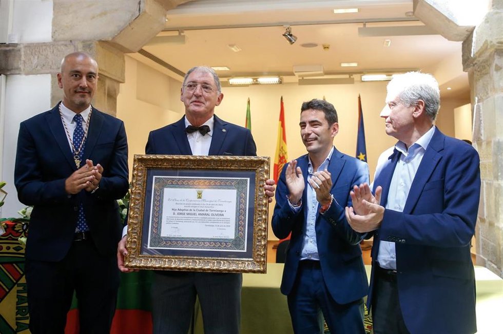 Torrelavega entrega el título de Hijo Adoptivo a Oliveira