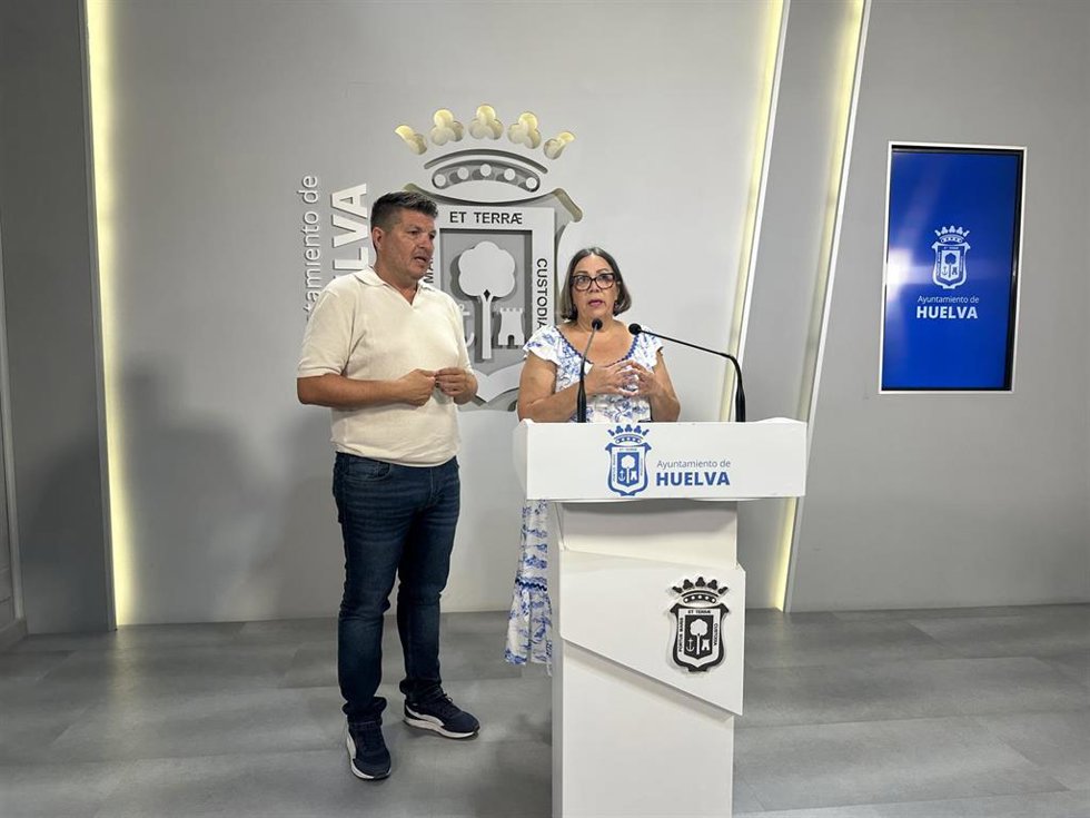 La concejal de Con Andalucía en el Ayuntamiento de Huelva, Mónica Rossi, y el diputado provincial, Marcos Toti.
