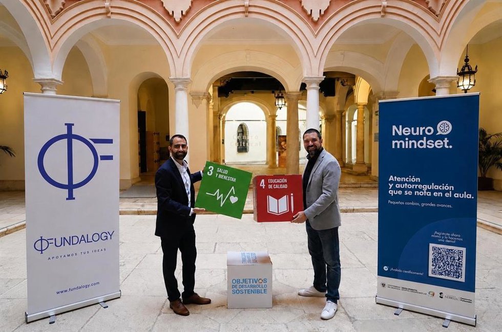 El director general de Fundalogy, Javier de Pro, y el CEO de Neuromindset, Joan Paul Pozuelos, han firmado el acuerdo por el que Fundalogy será parte del impulso financiero de la startup Neuromindset.