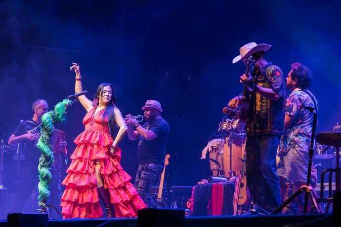 La cantante mexicana Lila Downs lleva un viaje sonoro que mezcla tradición y modernidad al patio central de Conde Duque