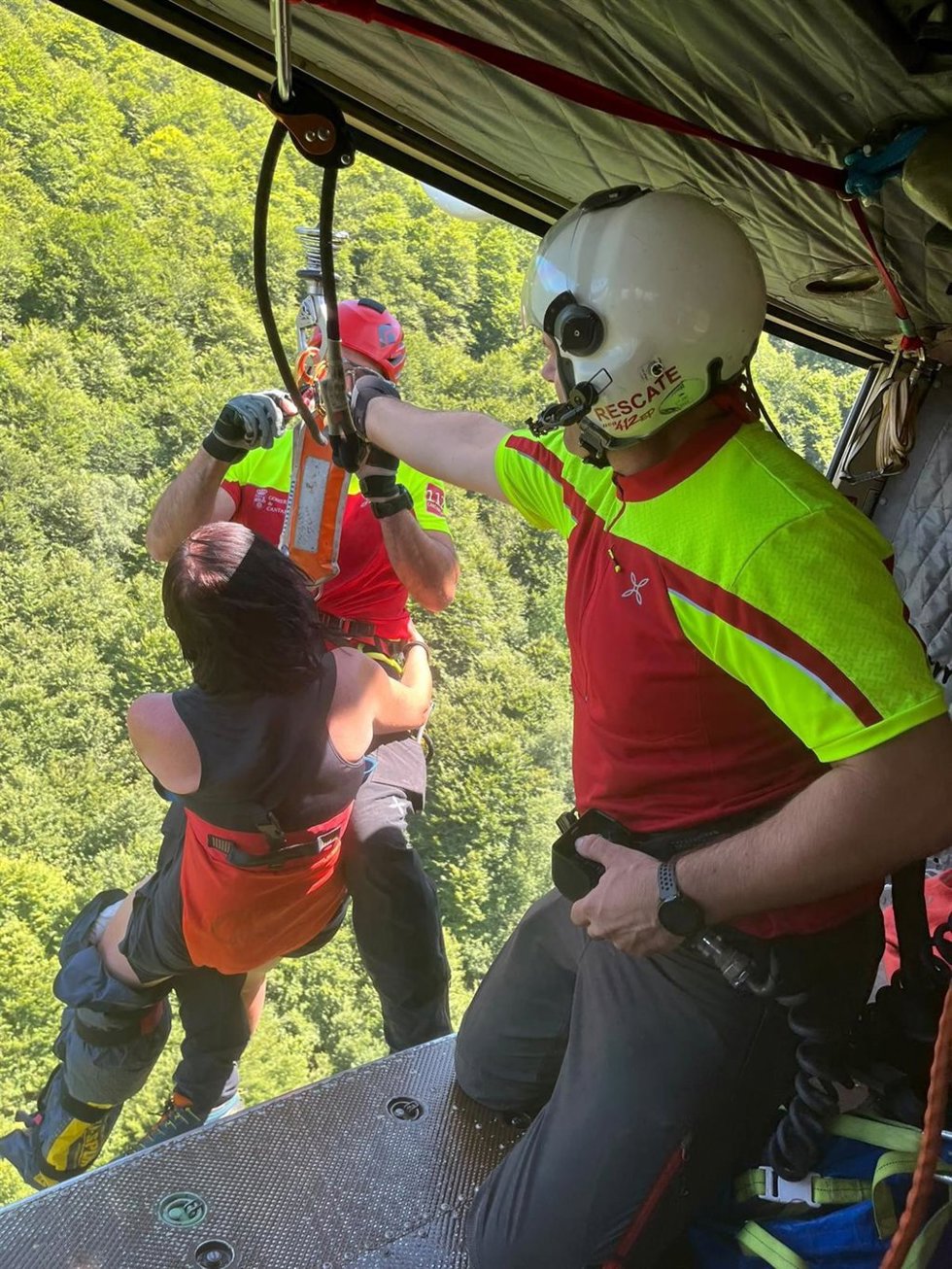 El helicóptero de Cantabria rescata a una senderista asturiana herida cuando hacía una ruta en Camaleño