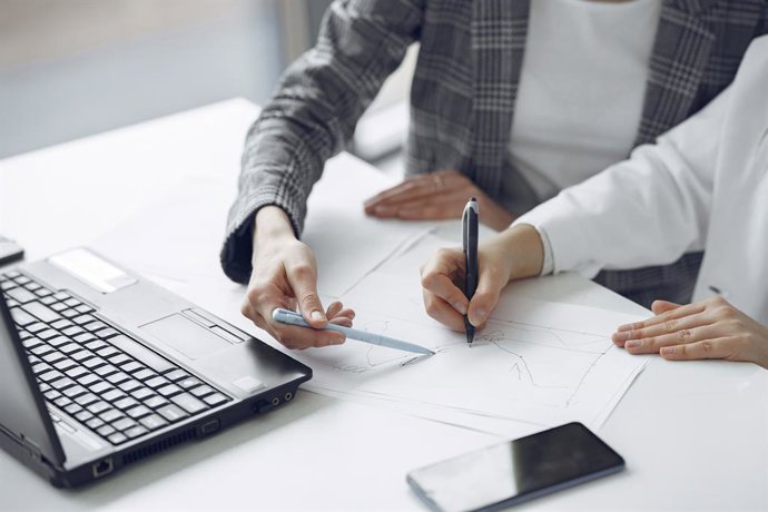 Financieros analizando la planificación económica