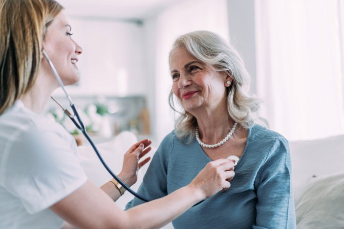 Archivo - Mujer en la consulta de la doctora.