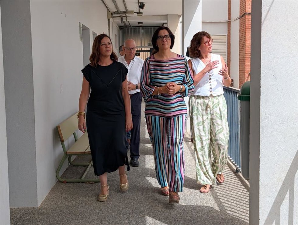La delegada de Desarrollo Educativo y Formación Profesional, María José Martín, visita el IES Beatriz Galindo La Latina de Motril.