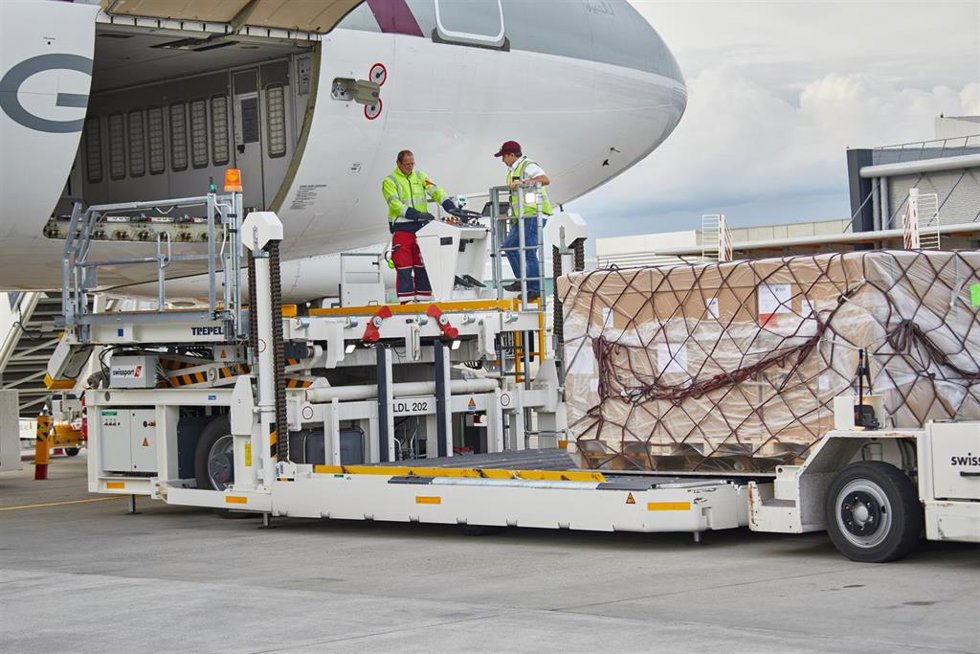 Archivo - Empleados de 'handling' de Swissport en una foto de archivo.