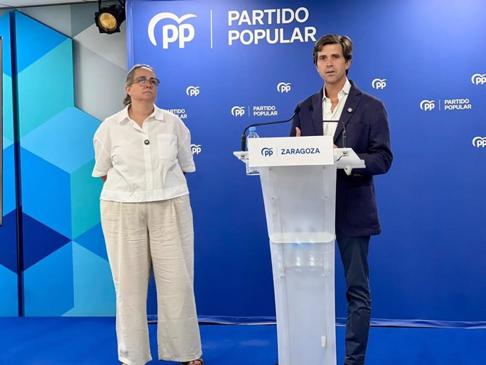 El presidente del PP en Zaragoza, Ramón Celma, y la portavoz del PP en la DPZ, Mari Carmen Lázaro.