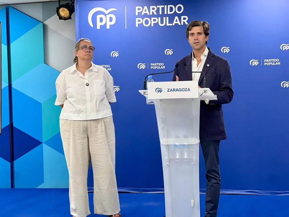El presidente del PP en Zaragoza, Ramón Celma, y la portavoz del PP en la DPZ, Mari Carmen Lázaro.