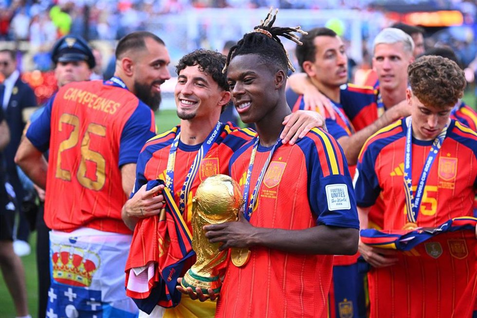 El jugador del Athletic Club Nico Williams con el trofeo de la Copa del Mundo junto a Yeremy Pino.