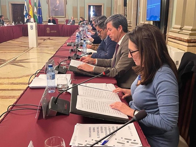 El portavoz de Vox en el Ayuntamiento de Huelva, Wenceslao Font, y la viceportavoz, María López.