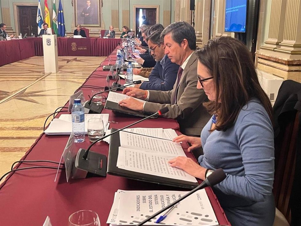 El portavoz de Vox en el Ayuntamiento de Huelva, Wenceslao Font, y la viceportavoz, María López.