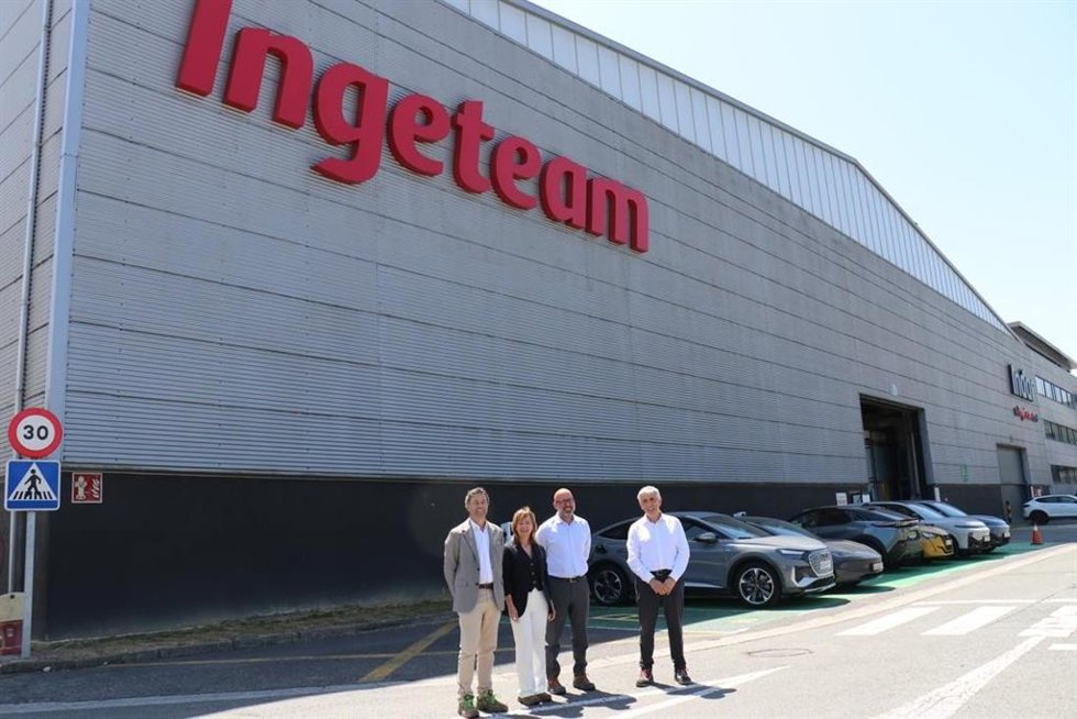 A diputada general, Eider Mendoza, y el diputado de Promoción Económica y Proyectos Estratégicos, Unai Andueza, visitan las instalaciones de Ingeteam