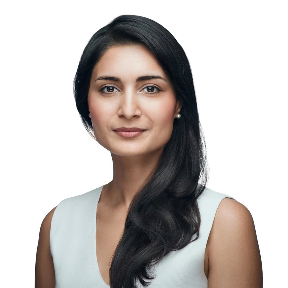 IATA nombra nueva directora general a Saadia Zahidi, primera mujer en ocupar el cargo.