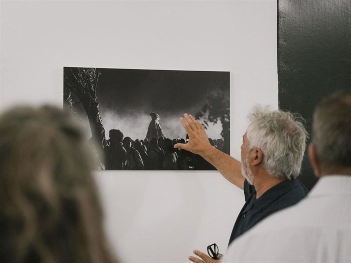 Inauguración de la exposición fotográfica 'Traslado', del fotógrafo portugués Luis Henrique da Cruz.