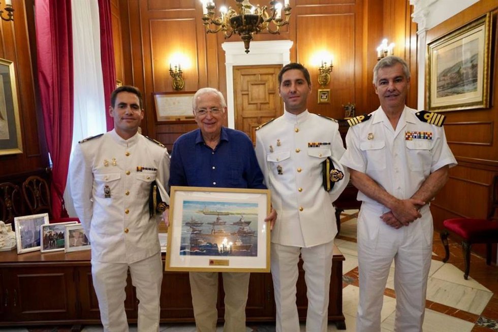 El presidente de la Ciudad Autónoma de Melilla y del Partido Popular (PP) regional, Juan José Imbroda, sujeta un cuadro donado por el patrullero 'Isla Pinto'.