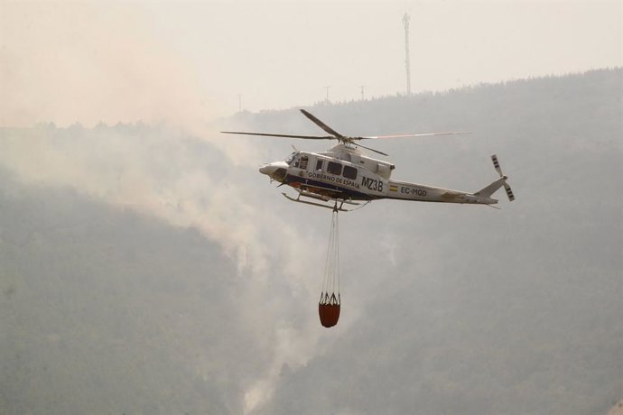 Helicóptero trabaja en las labores de extinción de incendio, a 23 de julio de 2026, en Castropodame, León, Castilla y León (España). Las condiciones meteorológicas han favorecido el trabajo durante la noche debido al viento escaso y a la humedad relativam