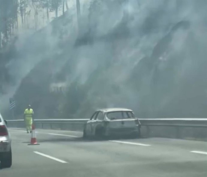 Un coche arde en la AP-9, a su paso por Padrón (A Coruña), a 23 de julio de 2026.
