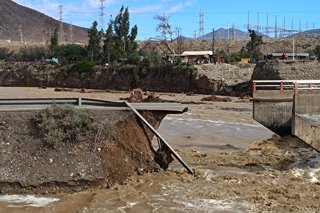 Vallenar 21 de julio 2026. Vista general del puente Maitencillo del Río Huasco de Vallenar en medio de la emergencia por el sistema frontal. Claudio Lopez/Aton Chile