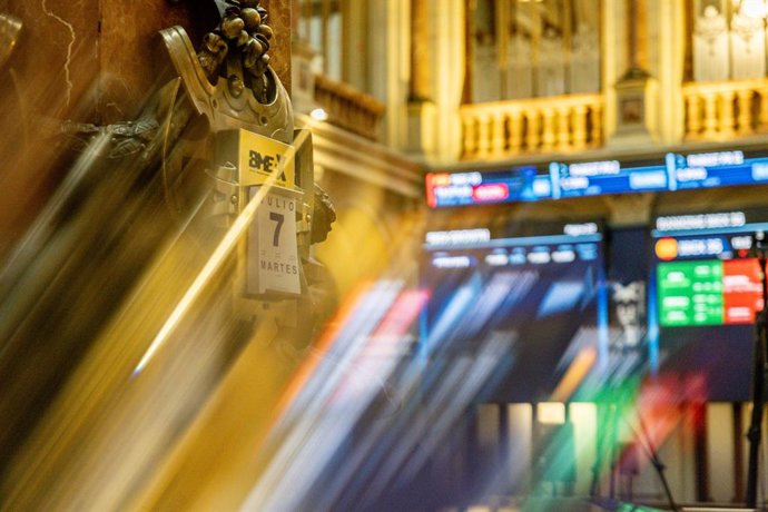 Paneles informativos en el Palacio de la Bolsa de Madrid, a 7 de julio de 2026, en Madrid (España). 