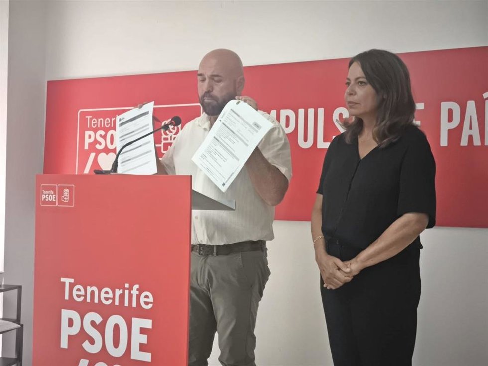 El portavoz del PSOE en el Ayuntamiento de Puerto de la Cruz, Marco González, y la secretaria general en Tenerife, Tamara Raya, en una rueda de prensa para dar cuenta de la situación sanitaria en Playa Jardín