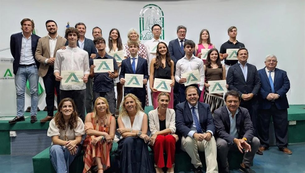 Mercedes Colombo con los alumnos de los Premios Extraordinarios de Bachillerato.