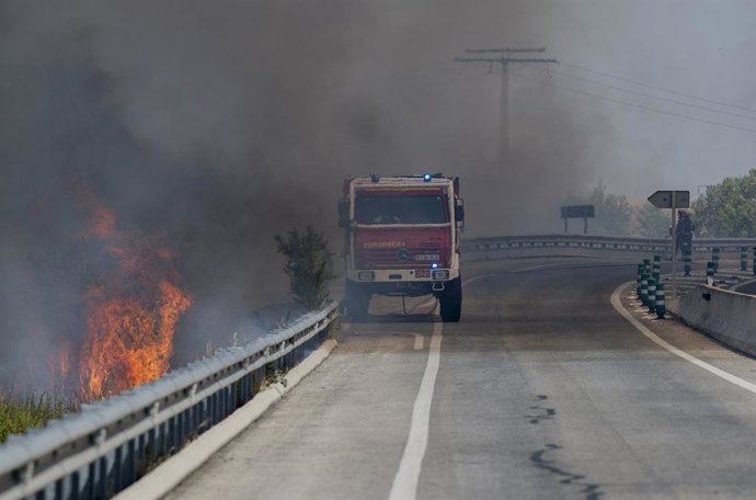 Um caminhão de bombeiros durante as operações de combate a um incêndio florestal, na rodovia M 206 entre Torrejón e Loeches, em 23 de julho de 2026, em Madri (Espanha). O tráfego em alta velocidade entre Madri e Barcelona foi restabelecido em