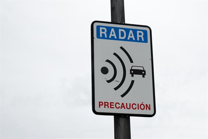 Archivo - Imagen de la señalización que indica la existencia de un radar 