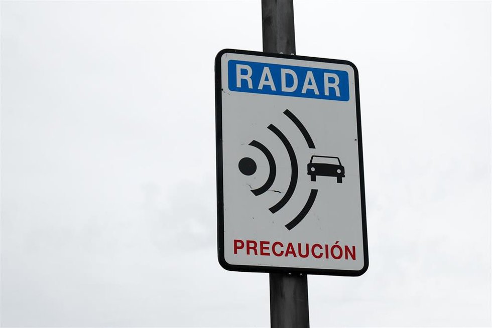 Archivo - Imagen de la señalización que indica la existencia de un radar 