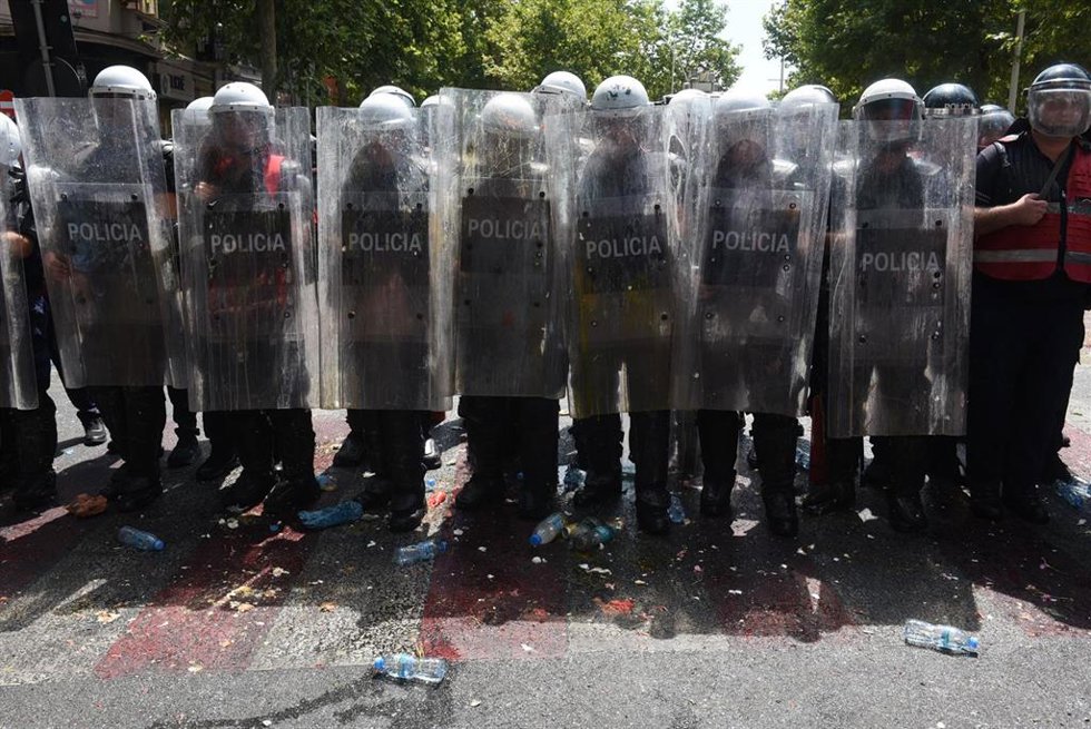 Policías antidisturbios en la capital de Albania, Tirana