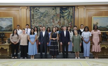 Letizia recibe en la Zarzuela a 16 jóvenes de Colombia, Perú y Republica Dominicana becados por FMBBVA