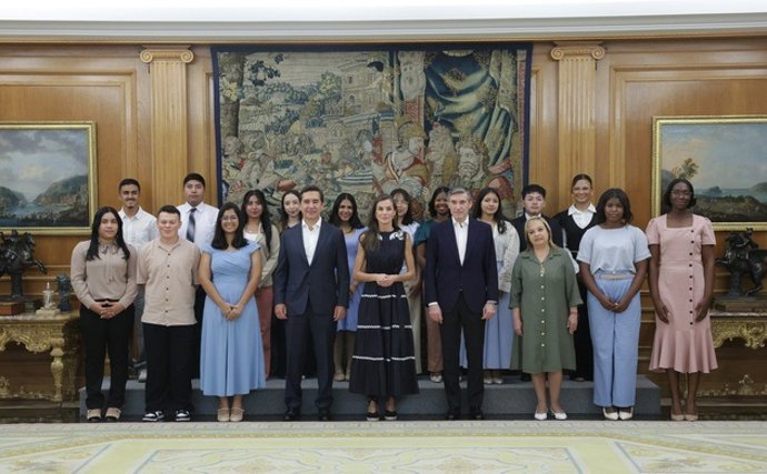 Letizia recibe en la Zarzuela a 16 jóvenes de Colombia, Perú y Republica Dominicana becados por FMBBVA
