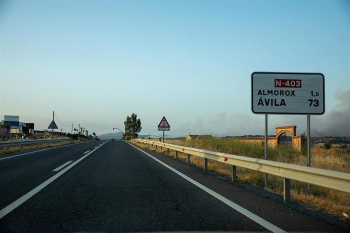 Vista de la columna de humo, en la urbanización El Encinar del Alberche, a 22 de julio de 2026, en Villa del Prado, Madrid (España). Un incendio forestal originado en la tarde este miércoles en la localidad de Almorox (Toledo), que se ha elevado al nivel 