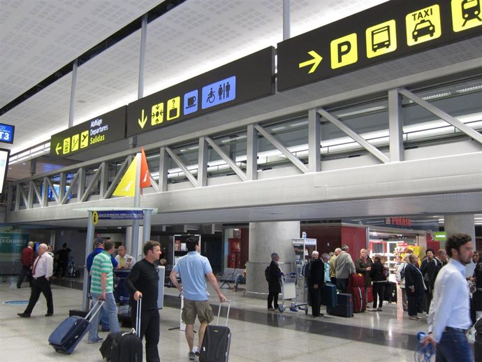 Archivo - Turistas En El Aeropuerto De Málaga