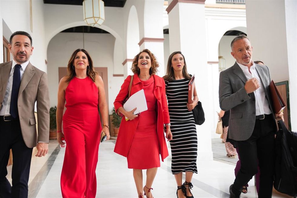 La secretaria general del PSOE-A y portavoz parlamentaria socialista, María Jesús Montero (c), al inicio del Pleno. A 23 de julio de 2026 en Sevilla (Andalucía, España). El Pleno del Parlamento andaluz ha abordado este jueves, 23 de julio, un relevo en la
