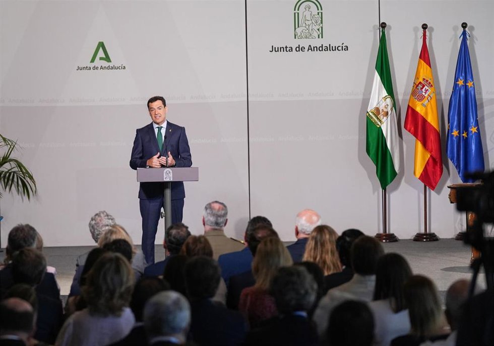 El presidente de la Junta de Andalucía, Juanma Moreno, interviene en el acto de imposición de medalla a los miembros del nuevo Consejo de Gobierno. A 15 de julio de 2026 en Sevilla (Foto de archivo).