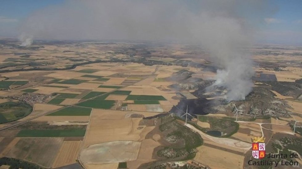 Incendio en Soto de Cerrato (Palencia), con el humo del de Valdeolmillos al fondo.